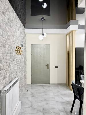 ფოტო 5: კიკვიძის ბაღთან