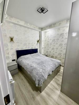 ფოტო 3: კიკვიძის ბაღთან