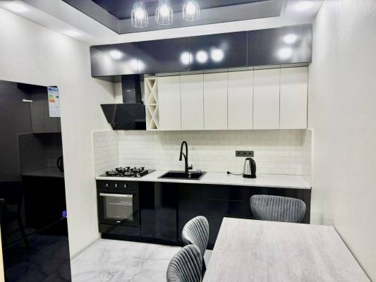 ფოტო 6: კიკვიძის ბაღთან