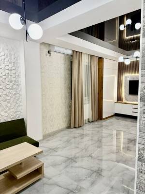 ფოტო 8: კიკვიძის ბაღთან