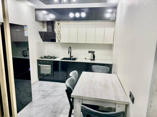 ფოტო 9: კიკვიძის ბაღთან