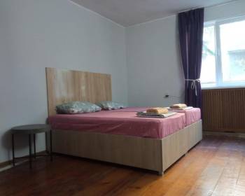 ქირავდება ზუგდიდში ბინა კერძო სახლში.