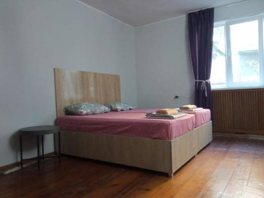 ფოტო 1: ქირავდება ზუგდიდში ბინა კერძო სახლში.