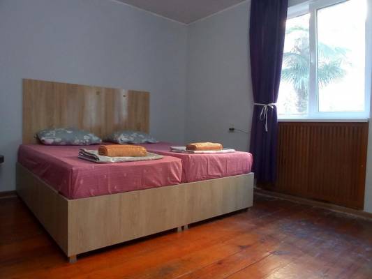 ფოტო 2: ქირავდება ზუგდიდში ბინა კერძო სახლში.