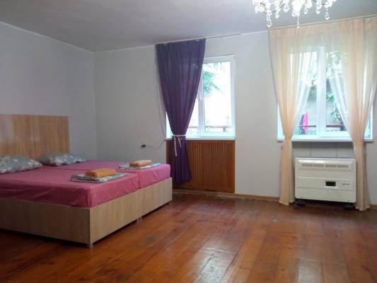 ფოტო 4: ქირავდება ზუგდიდში ბინა კერძო სახლში.