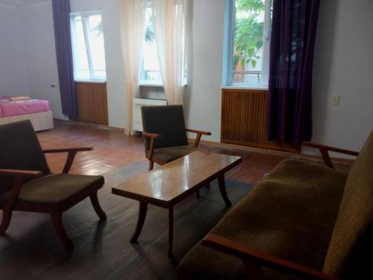 ფოტო 5: ქირავდება ზუგდიდში ბინა კერძო სახლში.