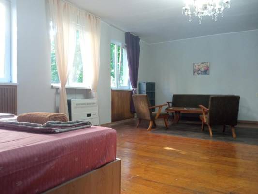 ფოტო 7: ქირავდება ზუგდიდში ბინა კერძო სახლში.