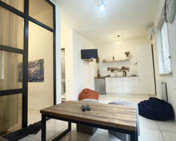 კიკვიძის  პარკთან  ქირავდება დღიურად ახალაშენებულ კორპუსში,  სუფთა,  კეთილმოწყობილი ბინა