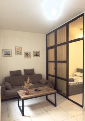 ფოტო 2: კიკვიძის  პარკთან  ქირავდება დღიურად ახალაშენებულ კორპუსში,  სუფთა,  კეთილმოწყობილი ბინა