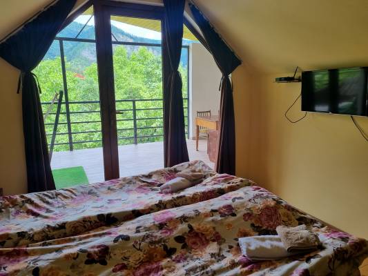 ფოტო 9: ქირავდება ორ ოთახიანი აპარტამენტი აივნითა და მთის ხედით