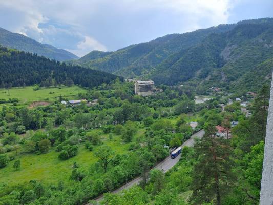 ფოტო 9: ქირავდება ახალი გარემონტებული ბინა აივნით და ლამაზი ხედებით