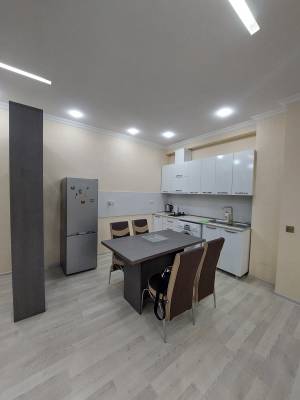 ფოტო 1: ქირავდება დღიურად და საათობრივად 2 ოთახიანი ბინა