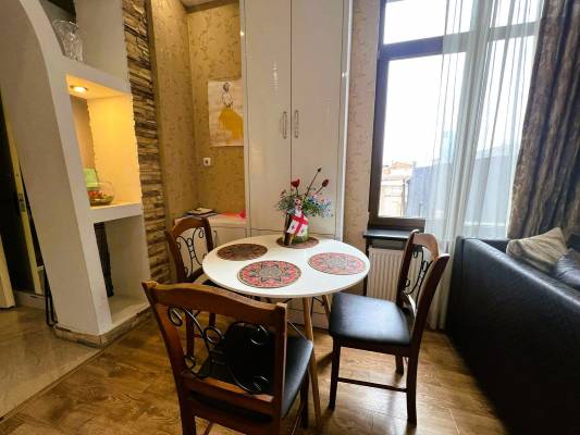 ფოტო 4: მყუდრო ბინა დღიურად რუსთაველის გამზირზე