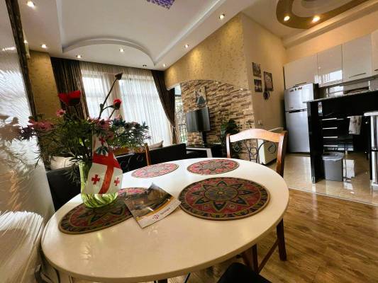 ფოტო 8: მყუდრო ბინა დღიურად რუსთაველის გამზირზე