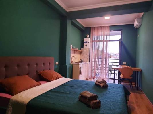 ფოტო 1: თამარ მეფეზე. მაკდონალდსიდან 100 მეტრში