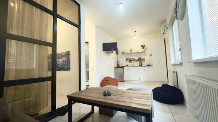 ფოტო 3: კიკვიძის  პარკთან  ქირავდება დღიურად ახალაშენებულ კორპუსში,  სუფთა,  კეთილმოწყობილი ბინა.