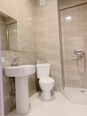 ფოტო 5: კიკვიძის  პარკთან  ქირავდება დღიურად ახალაშენებულ კორპუსში,  სუფთა,  კეთილმოწყობილი ბინა