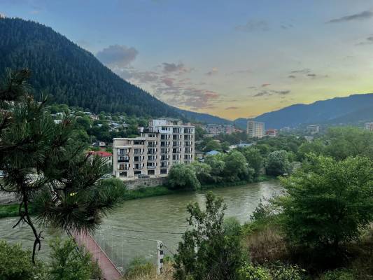 ფოტო 12: ბინა ბორჯომში,  აივნით და მდინარის ხედით