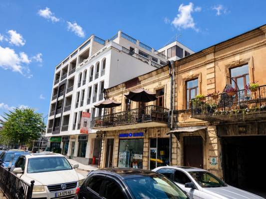 ფოტო 1: ბინა ქალაქის ცენტრში. სუფთა და მოწესრიგებული გარემო.