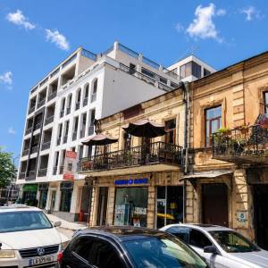ბინა ქალაქის ცენტრში. სუფთა და მოწესრიგებული გარემო.